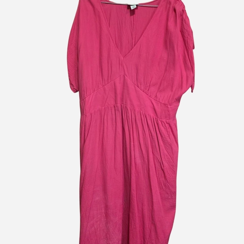 Pink maxi dress with V-neckline and short sleeves